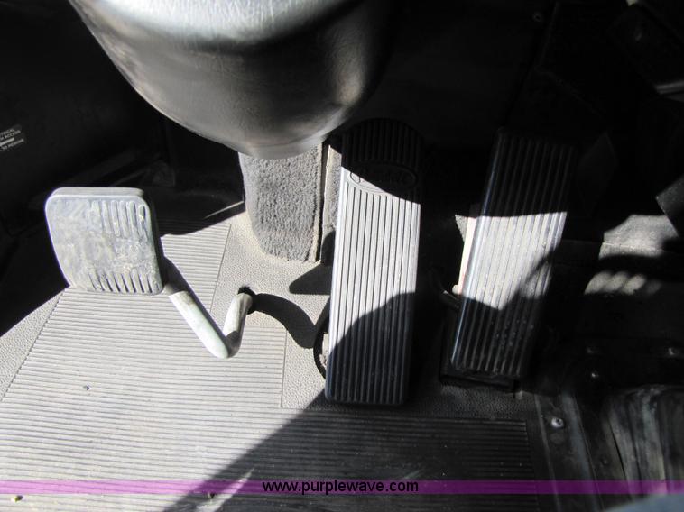 image for item 3560 2000 Peterbilt 379 semi truck