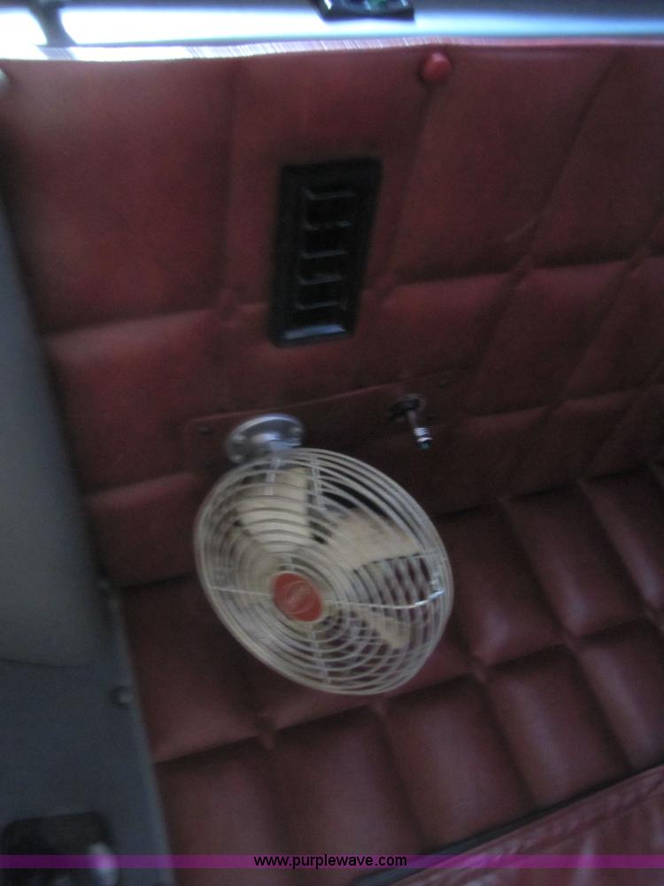 image for item 3560 2000 Peterbilt 379 semi truck