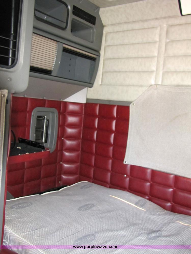 image for item 3560 2000 Peterbilt 379 semi truck