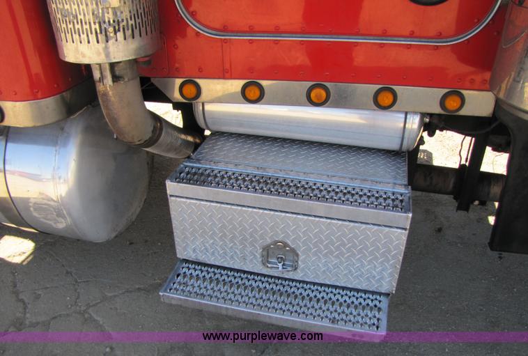 image for item 3560 2000 Peterbilt 379 semi truck