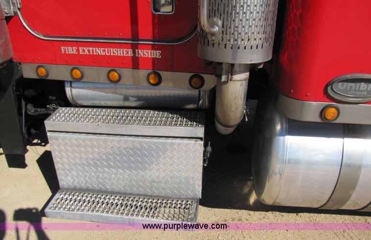 image for item 3560 2000 Peterbilt 379 semi truck