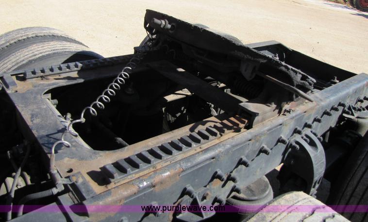 image for item 3560 2000 Peterbilt 379 semi truck