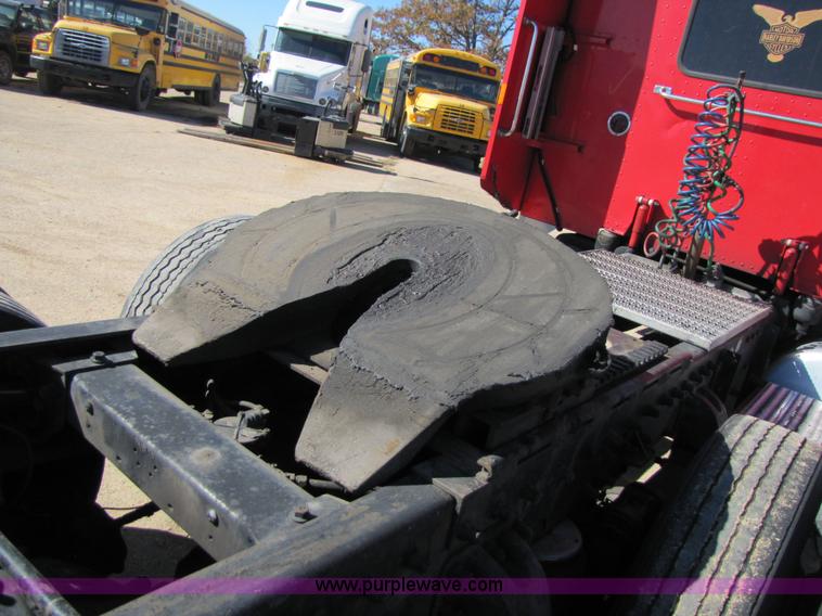 image for item 3560 2000 Peterbilt 379 semi truck