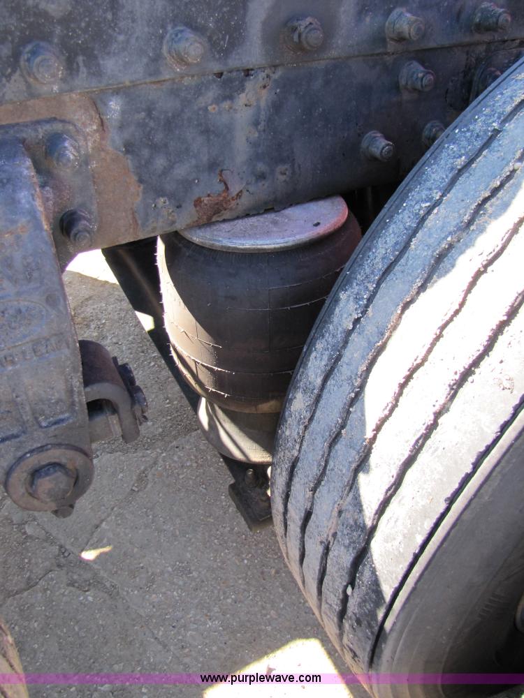 image for item 3560 2000 Peterbilt 379 semi truck