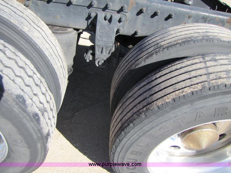 image for item 3560 2000 Peterbilt 379 semi truck