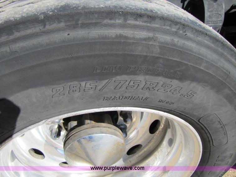 image for item 3560 2000 Peterbilt 379 semi truck