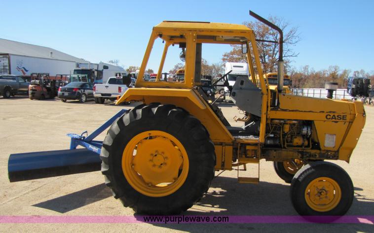 image for item 3563 1984 Case M1394 tractor with blade