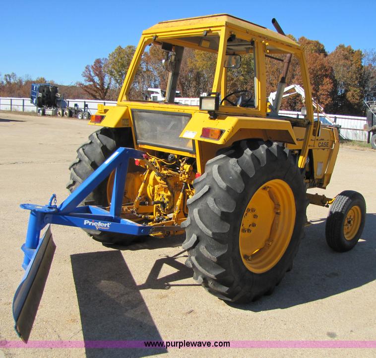 image for item 3563 1984 Case M1394 tractor with blade