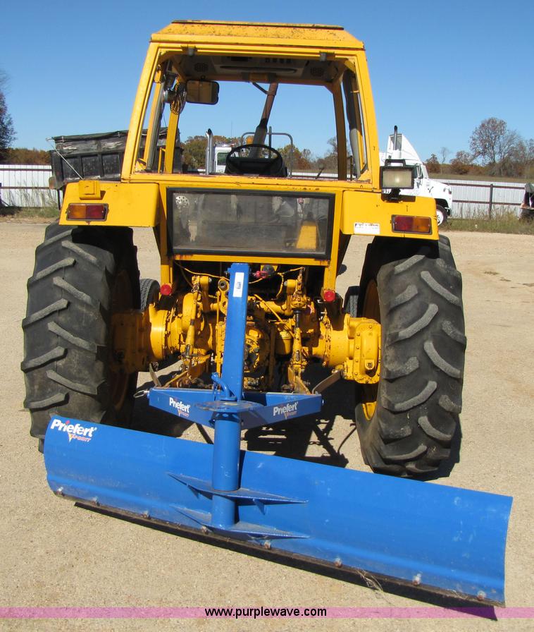 image for item 3563 1984 Case M1394 tractor with blade