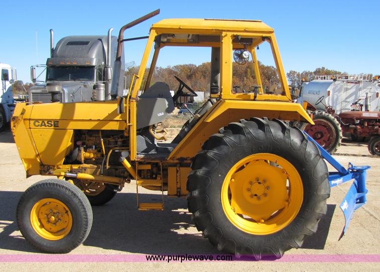 image for item 3563 1984 Case M1394 tractor with blade