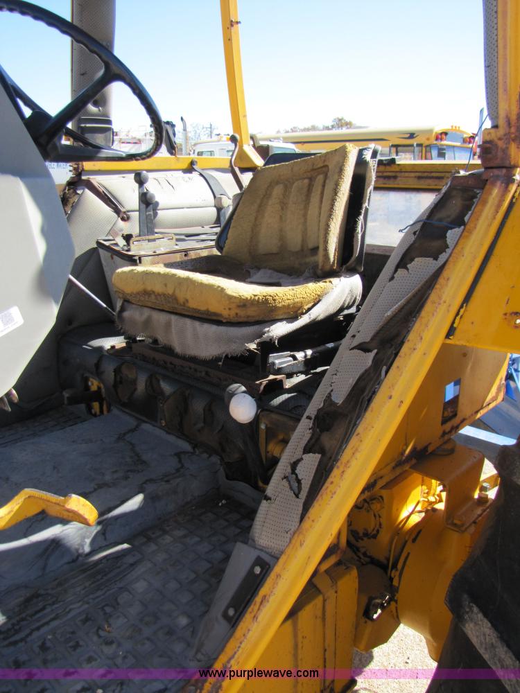 image for item 3563 1984 Case M1394 tractor with blade