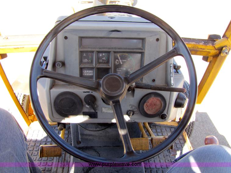 image for item 3563 1984 Case M1394 tractor with blade