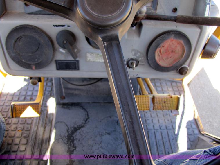 image for item 3563 1984 Case M1394 tractor with blade