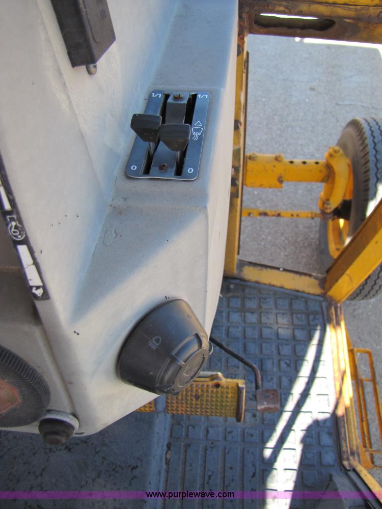 image for item 3563 1984 Case M1394 tractor with blade