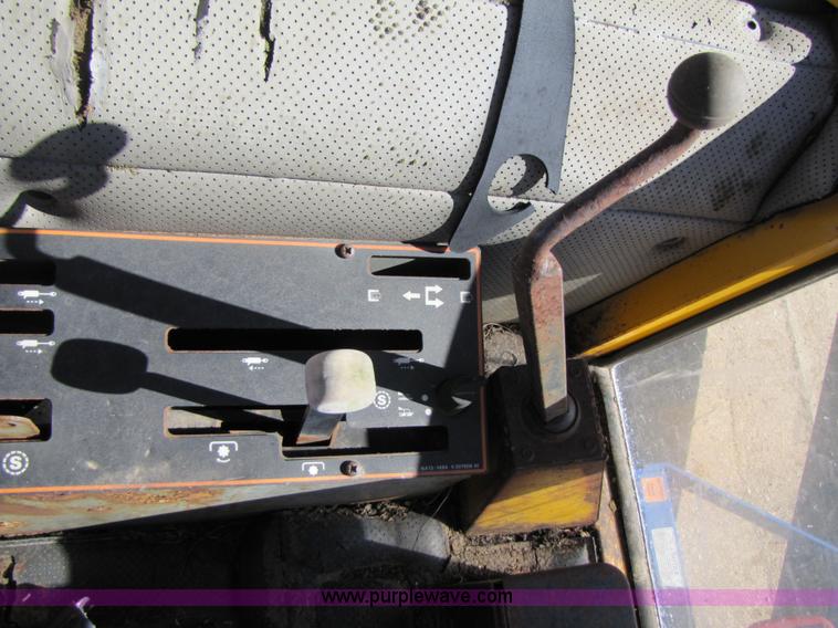 image for item 3563 1984 Case M1394 tractor with blade