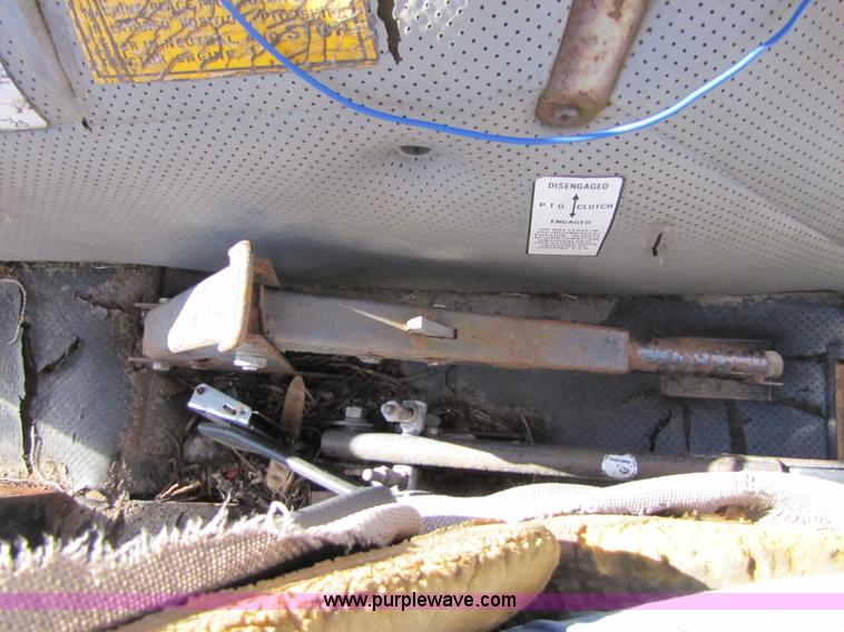 image for item 3563 1984 Case M1394 tractor with blade