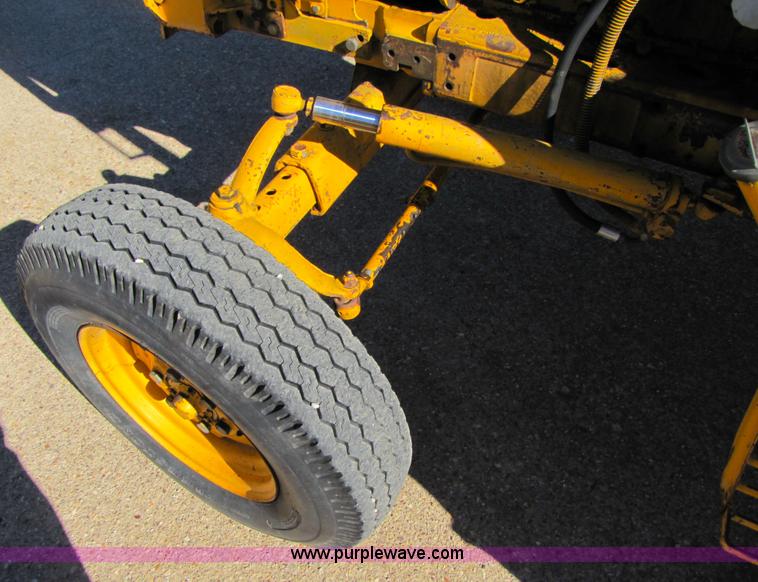 image for item 3563 1984 Case M1394 tractor with blade