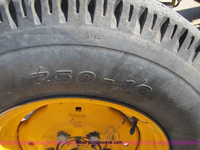 image for item 3563 1984 Case M1394 tractor with blade