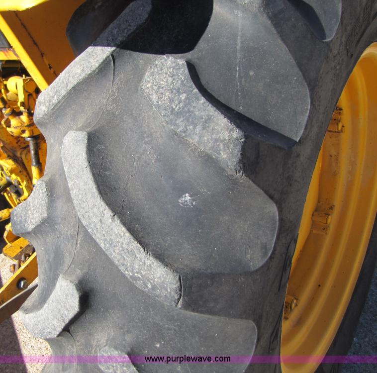 image for item 3563 1984 Case M1394 tractor with blade