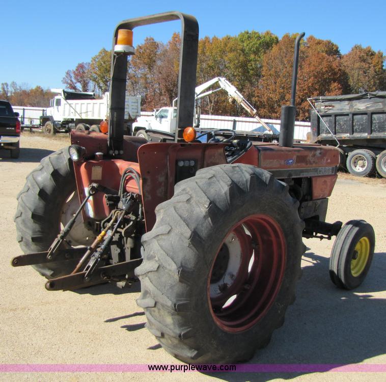 image for item 3564 Case International 685 tractor