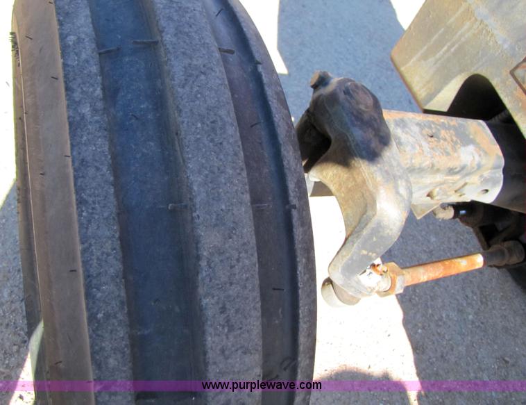 image for item 3564 Case International 685 tractor