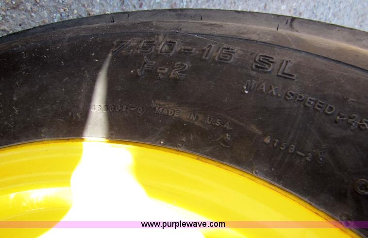 image for item 3564 Case International 685 tractor