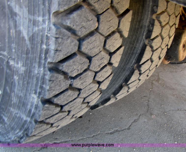 image for item 3565 1996 Ford B800 Blue Bird school bus