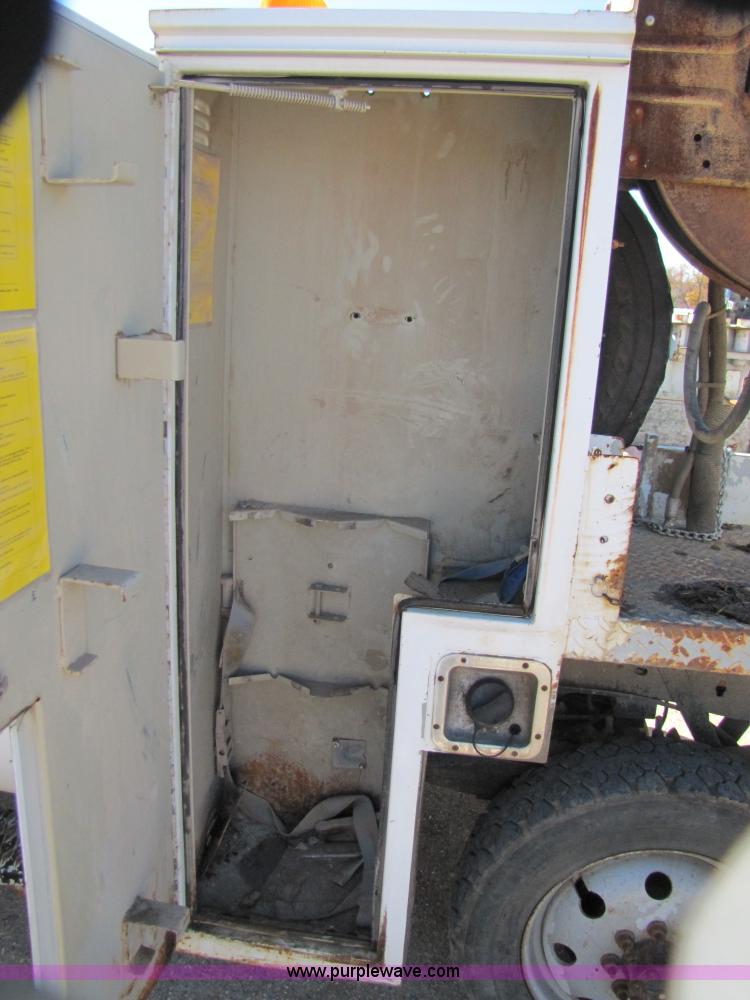 image for item 3568 2002 Ford F350 Super Duty service truck