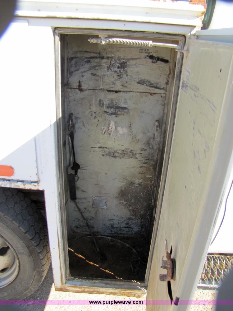 image for item 3568 2002 Ford F350 Super Duty service truck