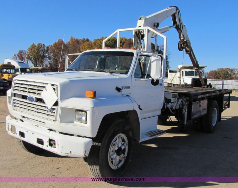 image for item 3570 1990 Ford F700 boom truck