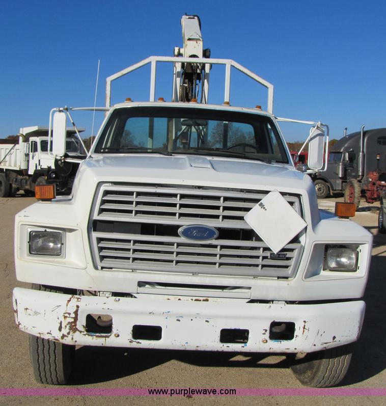 image for item 3570 1990 Ford F700 boom truck