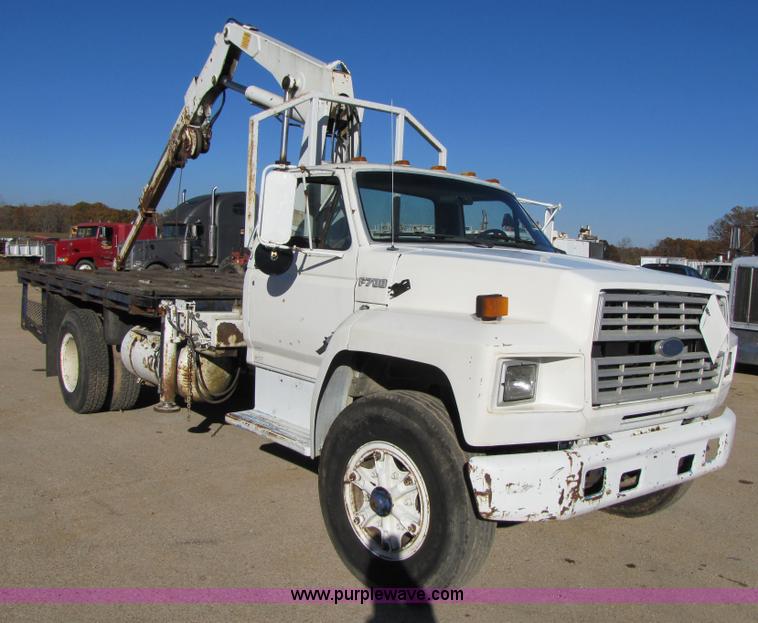 image for item 3570 1990 Ford F700 boom truck