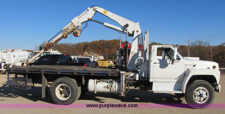 image for item 3570 1990 Ford F700 boom truck