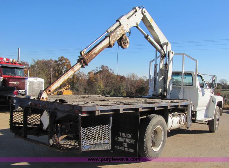 image for item 3570 1990 Ford F700 boom truck