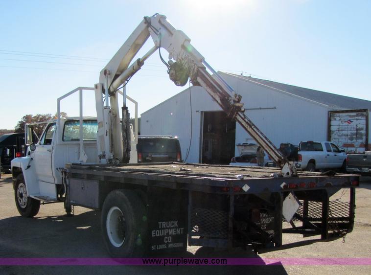 image for item 3570 1990 Ford F700 boom truck