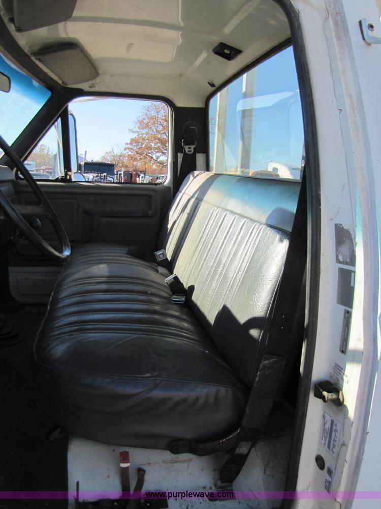 image for item 3570 1990 Ford F700 boom truck