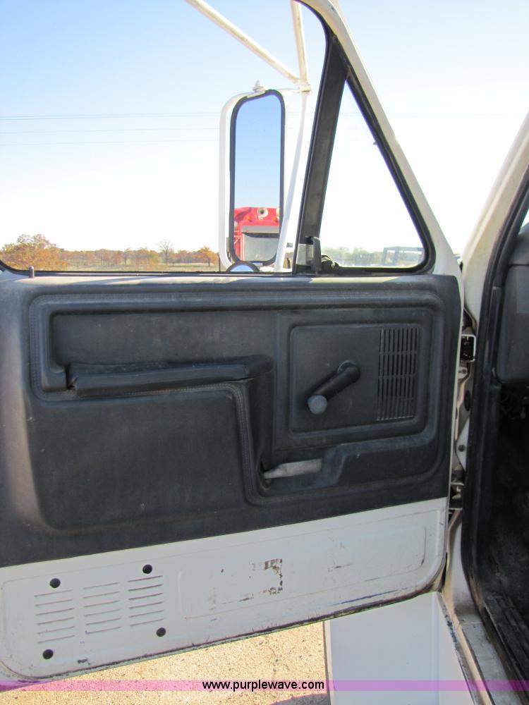 image for item 3570 1990 Ford F700 boom truck