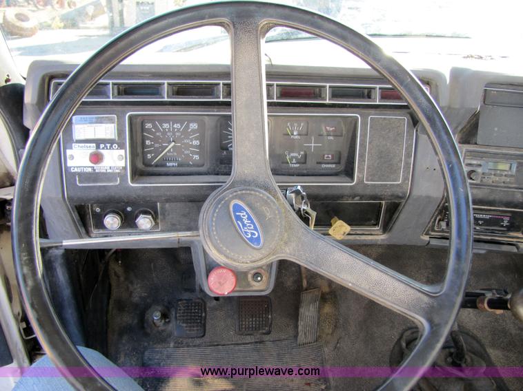 image for item 3570 1990 Ford F700 boom truck