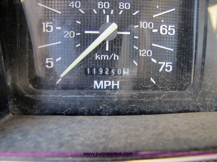 image for item 3570 1990 Ford F700 boom truck