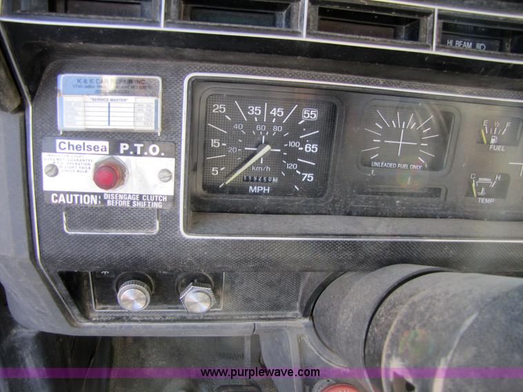 image for item 3570 1990 Ford F700 boom truck