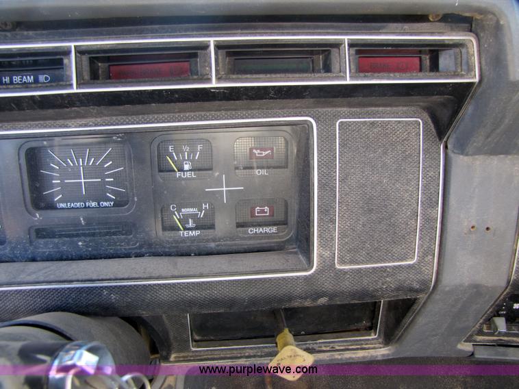 image for item 3570 1990 Ford F700 boom truck