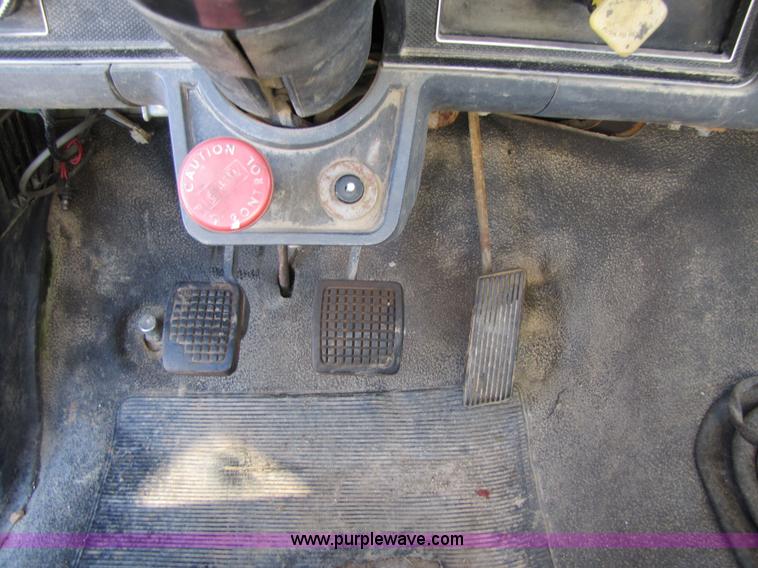 image for item 3570 1990 Ford F700 boom truck