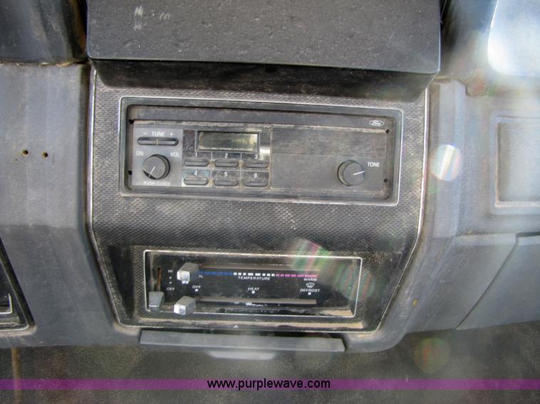 image for item 3570 1990 Ford F700 boom truck