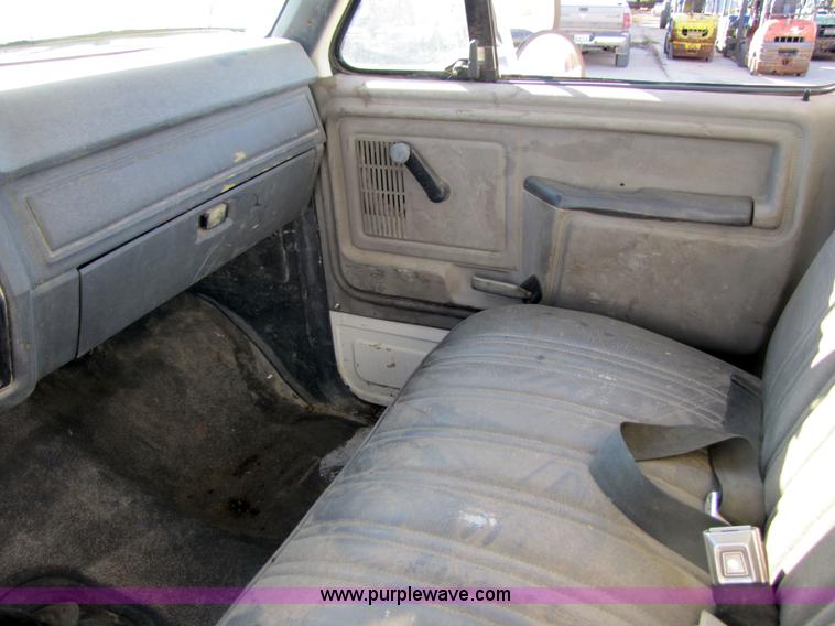 image for item 3570 1990 Ford F700 boom truck