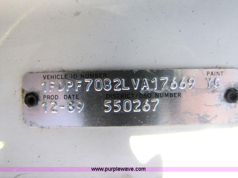 image for item 3570 1990 Ford F700 boom truck