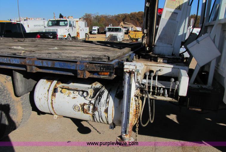 image for item 3570 1990 Ford F700 boom truck