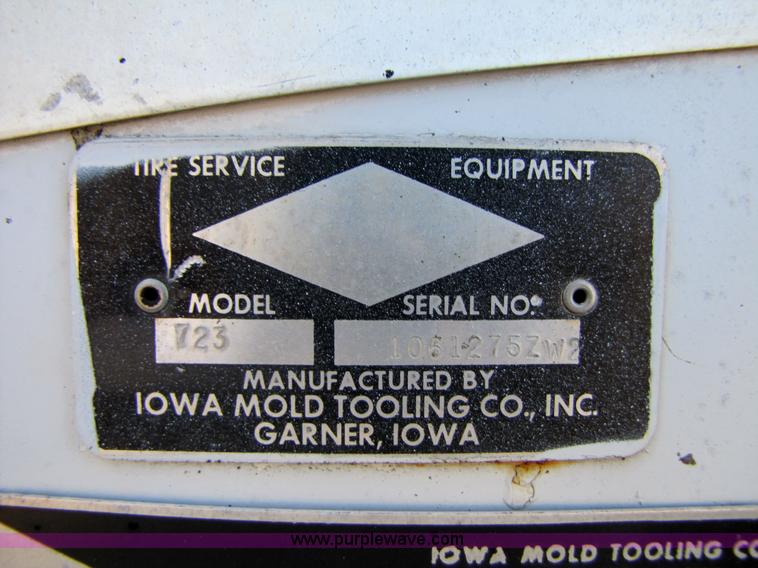 image for item 3570 1990 Ford F700 boom truck