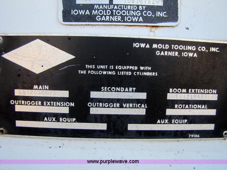 image for item 3570 1990 Ford F700 boom truck