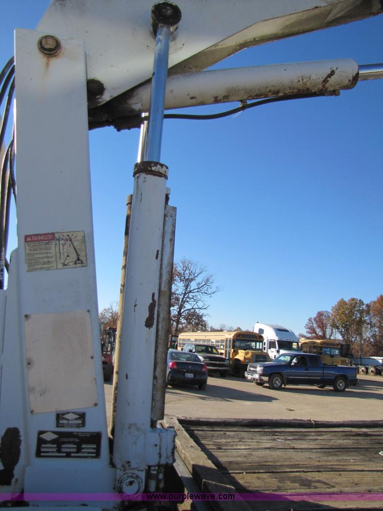 image for item 3570 1990 Ford F700 boom truck