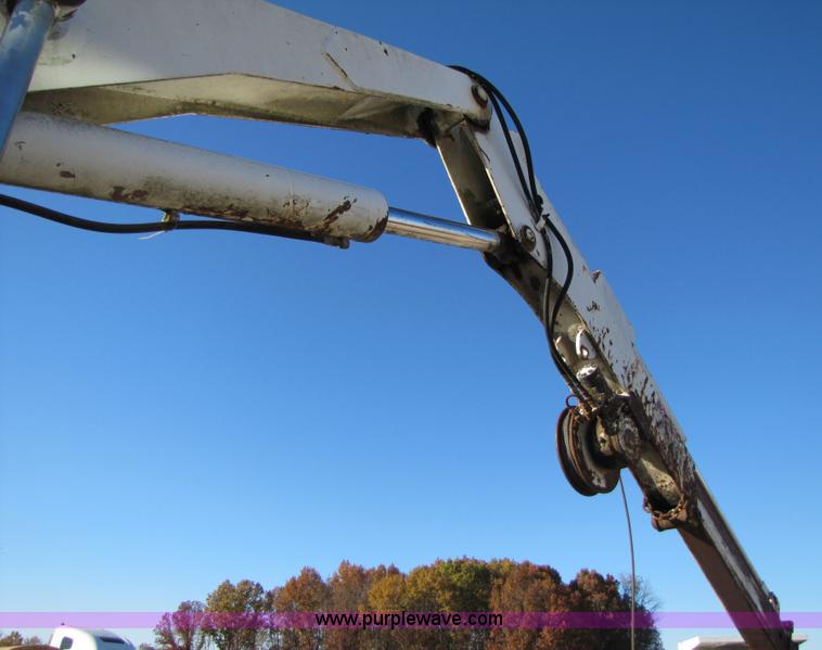 image for item 3570 1990 Ford F700 boom truck